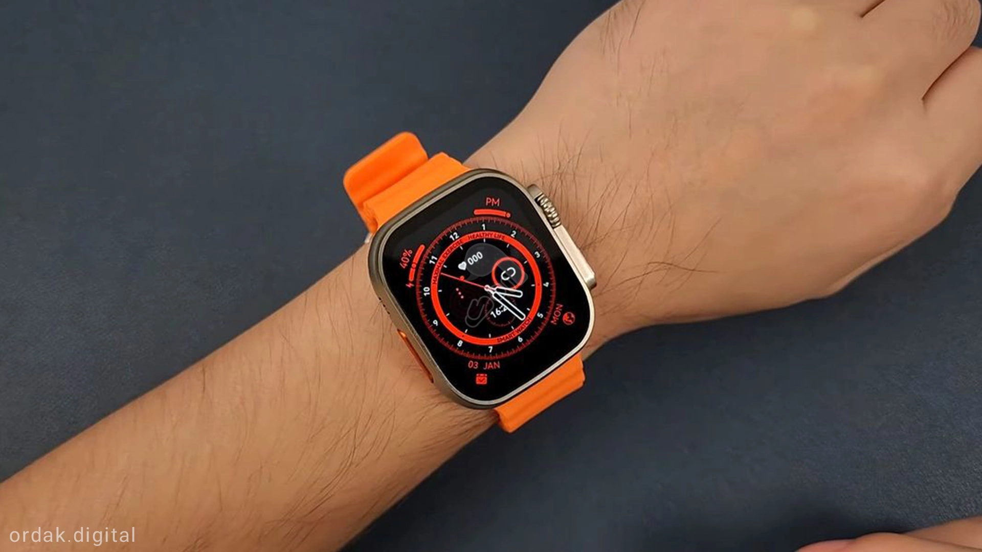 ساعت هوشمند X8 Ultra روی مچ دست - اردک دیجیتال